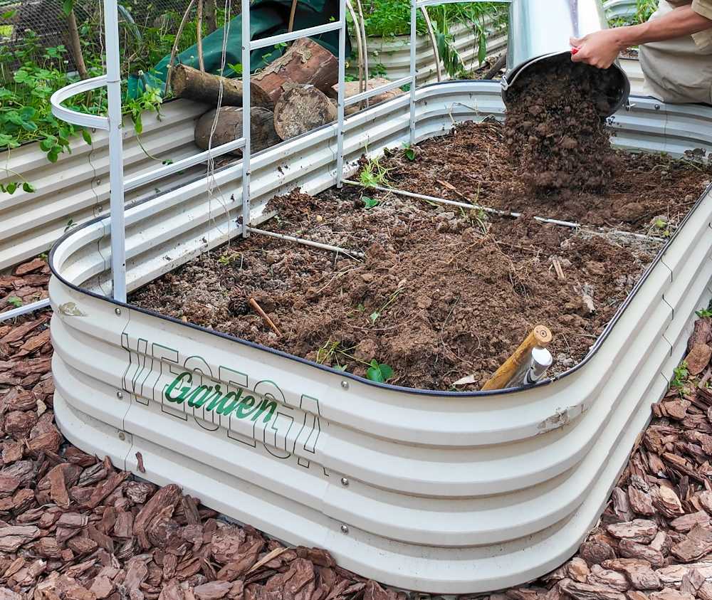 How to Improve Soil in Raised Garden Beds | VEGEGA